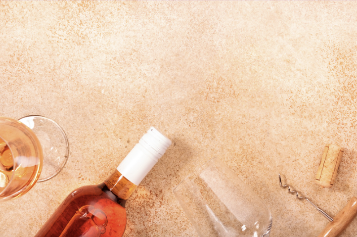 Garrafa de vinho e taça caídas sobre a mesa